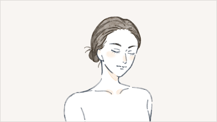 予洗いのあと頭皮から毛先へクリームをなじませる
